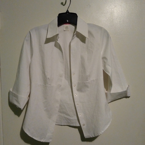 A White Blouse. - Picture 2 of 4